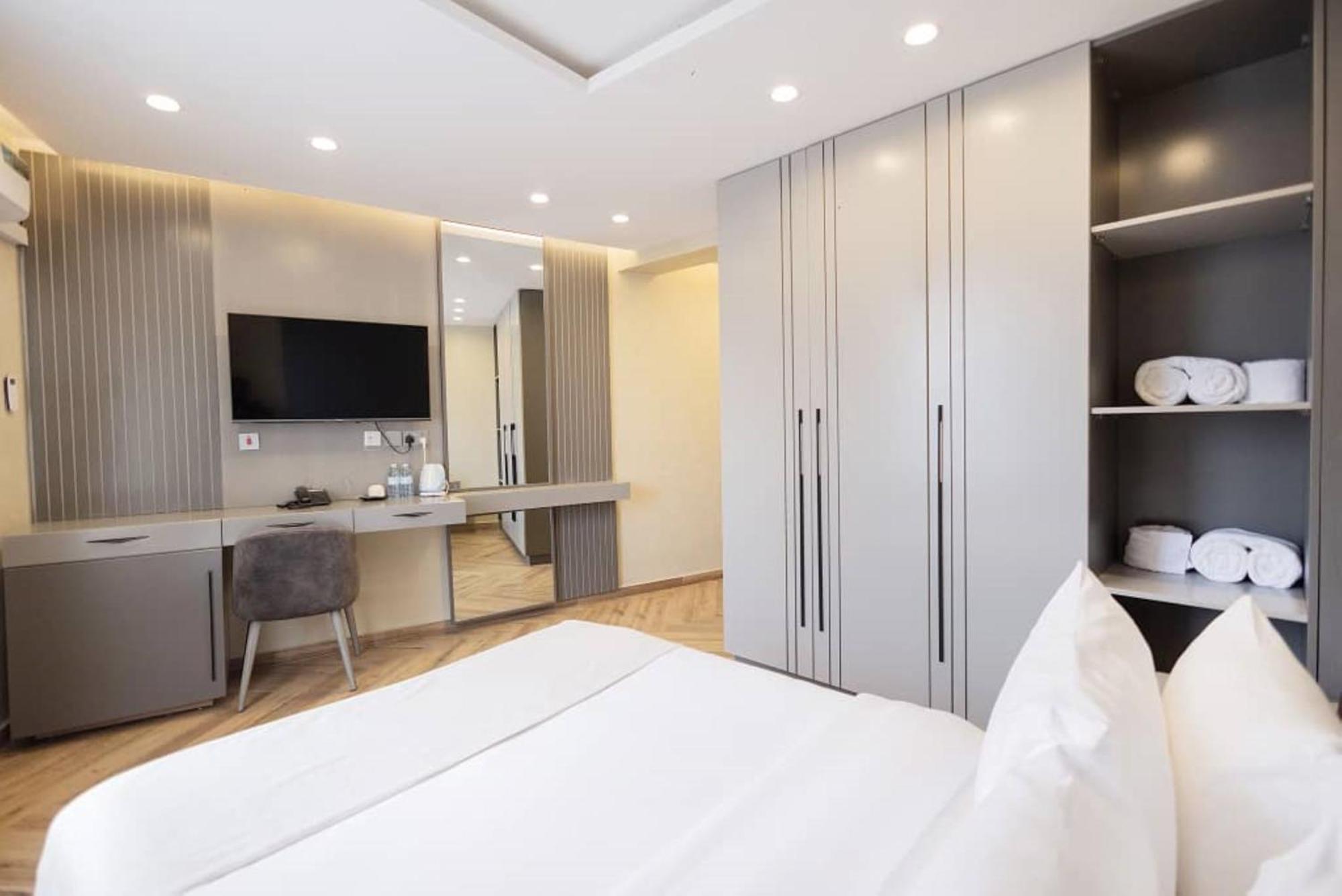 Grik Hotel - Ентебе Екстериор снимка
