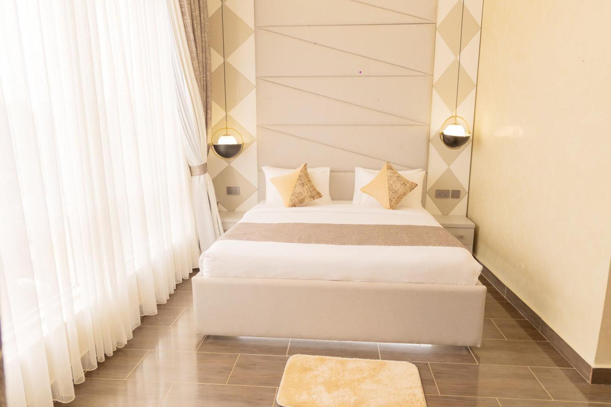 Grik Hotel - Ентебе Екстериор снимка