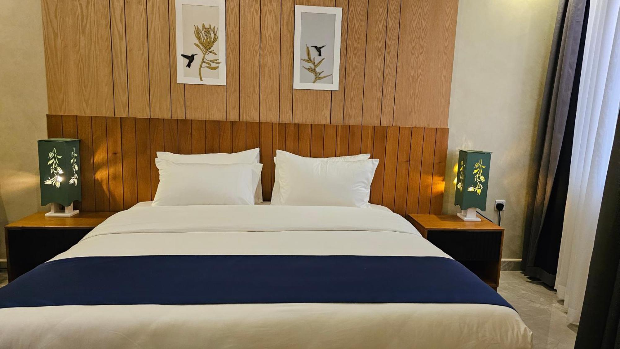 Grik Hotel - Ентебе Екстериор снимка